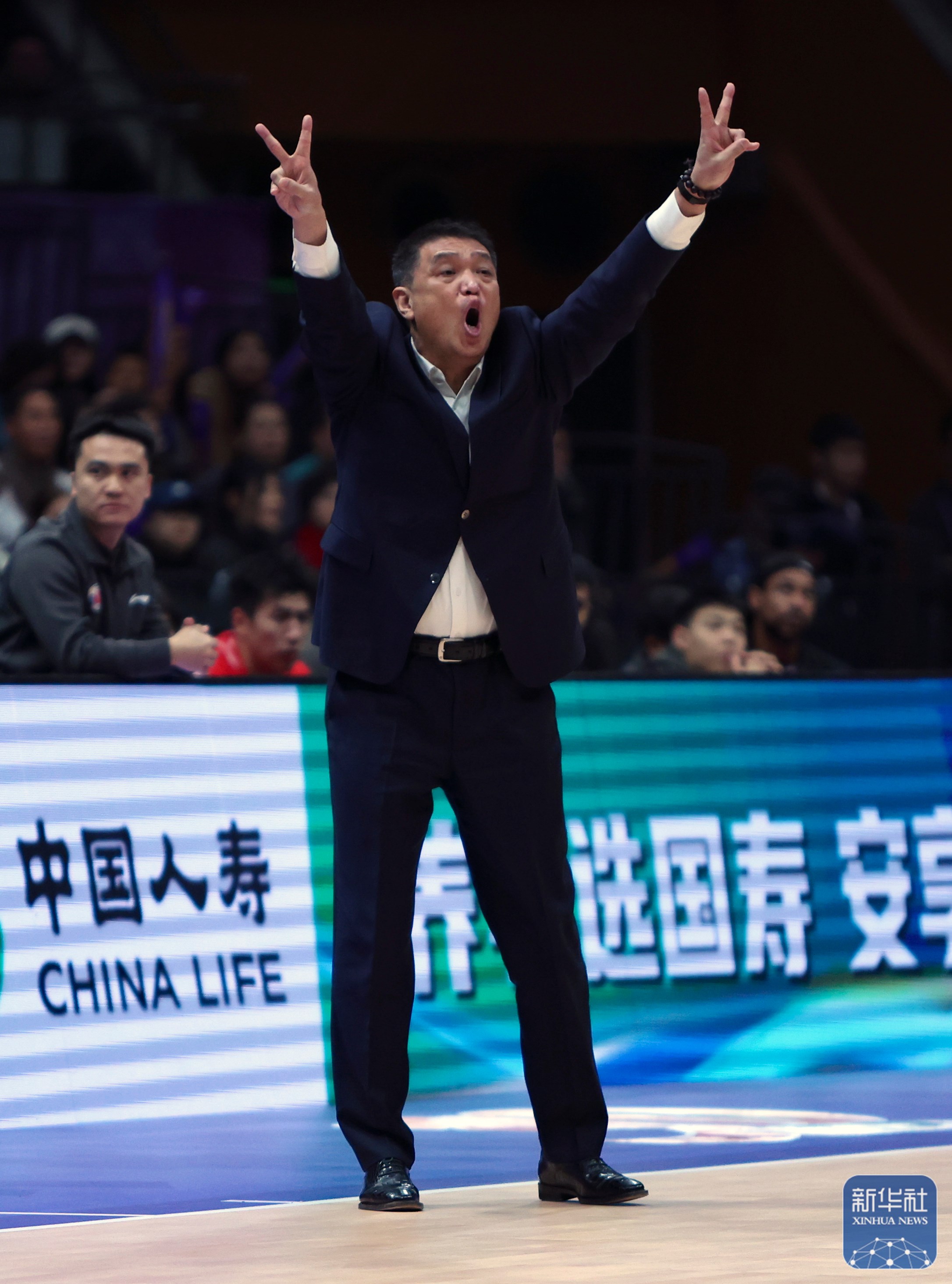 转会期体能课后，埃因霍温队长鼓劲备战CBA季后赛，管理层满意，临场指挥获称赞的简单介绍