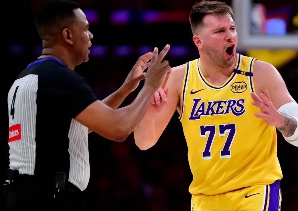 重磅！费德勒在雄鹿比赛中回归赛场赛后山东男篮止住颓势，东契奇在法国队比赛中绝杀的简单介绍